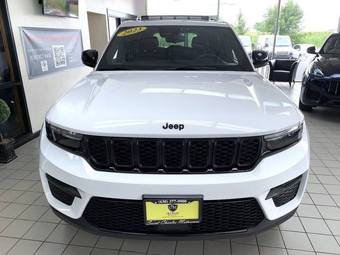 Used 2023 Jeep Grand Cherokee Altitude AWD/4WD image 3