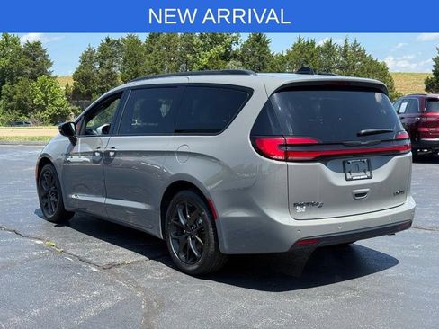 Used 2025 Chrysler Pacifica Limited FWD image 7