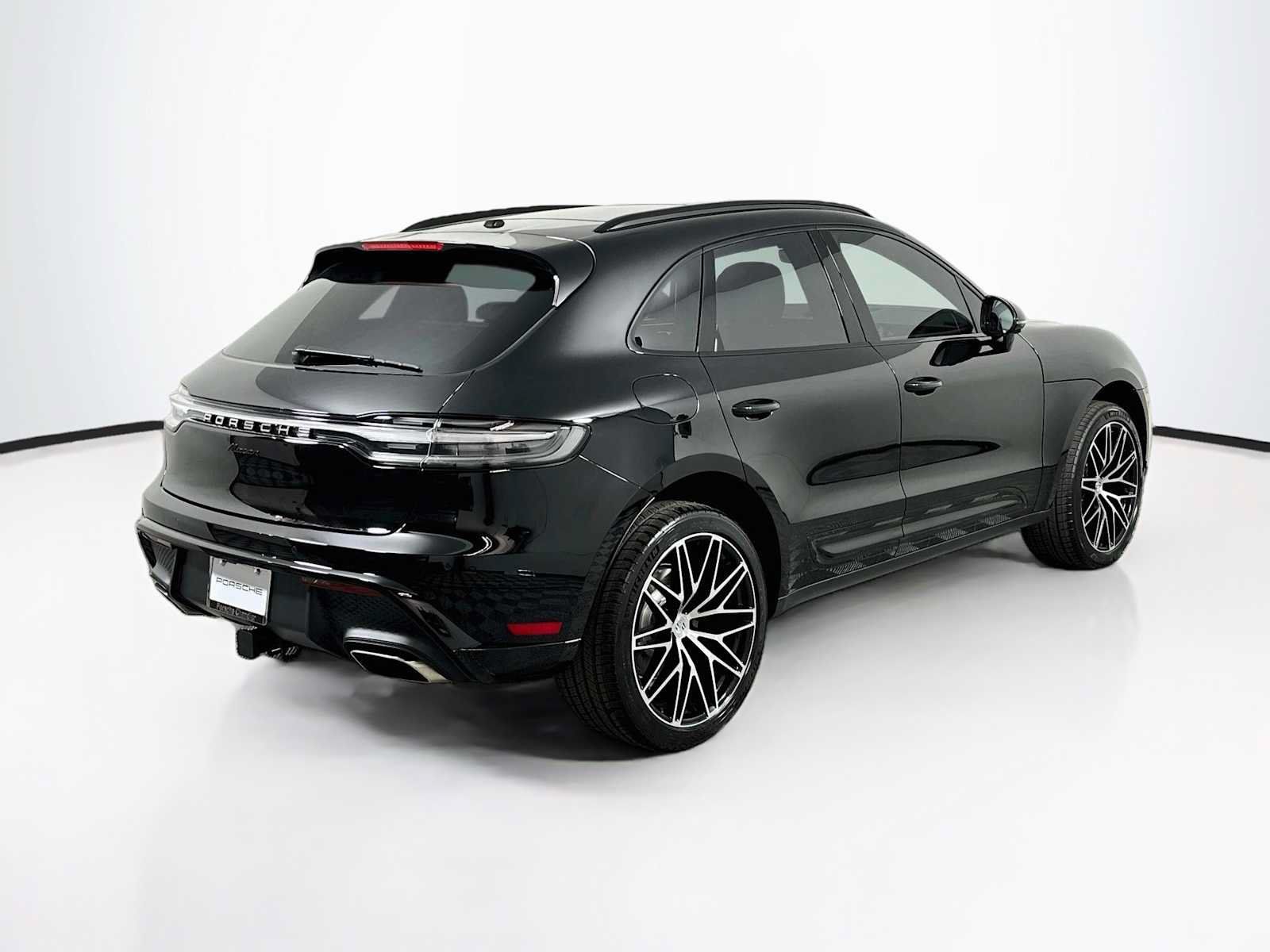 Certified 2025 Porsche Macan AWD/4WD image 9
