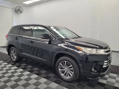 Used 2019 Toyota Highlander XLE AWD/4WD image 11