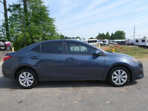 Used 2017 Toyota Corolla LE w/ Carpet Mat Package (TMS) FWD image 4