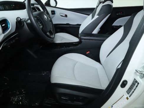 Used 2019 Toyota Prius XLE image 18