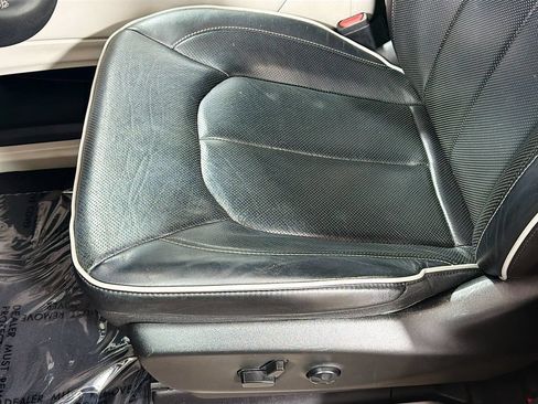 Used 2023 Chrysler Pacifica Limited FWD image 21
