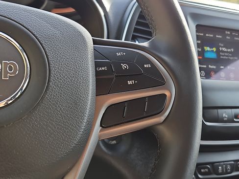 Used 2019 Jeep Cherokee Latitude Plus w/ Cold Weather Group AWD/4WD image 20