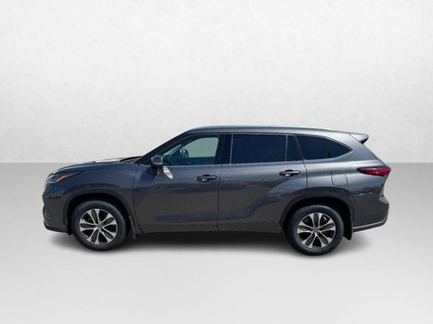 Used 2021 Toyota Highlander XLE AWD/4WD image 8