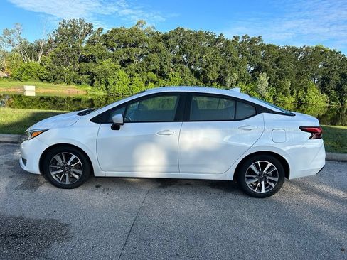Used 2024 Nissan Versa SV FWD image 3