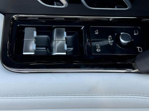 Used 2025 Land Rover Range Rover Sport SE image 24
