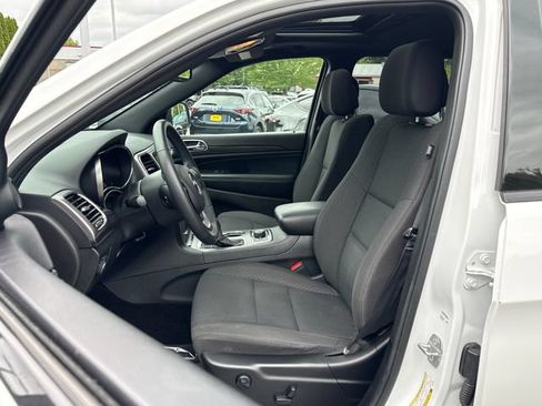 Used 2019 Jeep Grand Cherokee Laredo AWD/4WD image 19