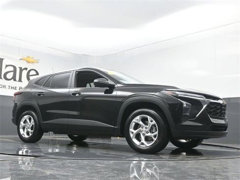 Used 2024 Chevrolet Trax LS w/ LS Convenience Package image 2