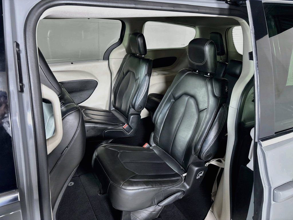 Used 2023 Chrysler Pacifica Touring-L FWD image 18