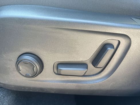 Used 2024 Volvo XC40 B5 Core image 24