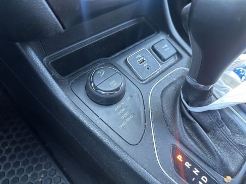 Used 2019 Jeep Cherokee Latitude Plus w/ Comfort/Convenience Group AWD/4WD image 17