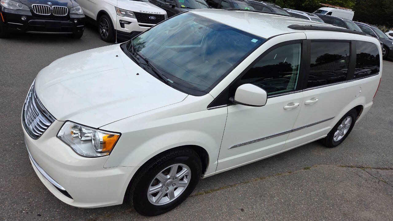 Used 2011 Chrysler Town & Country Touring FWD image 5