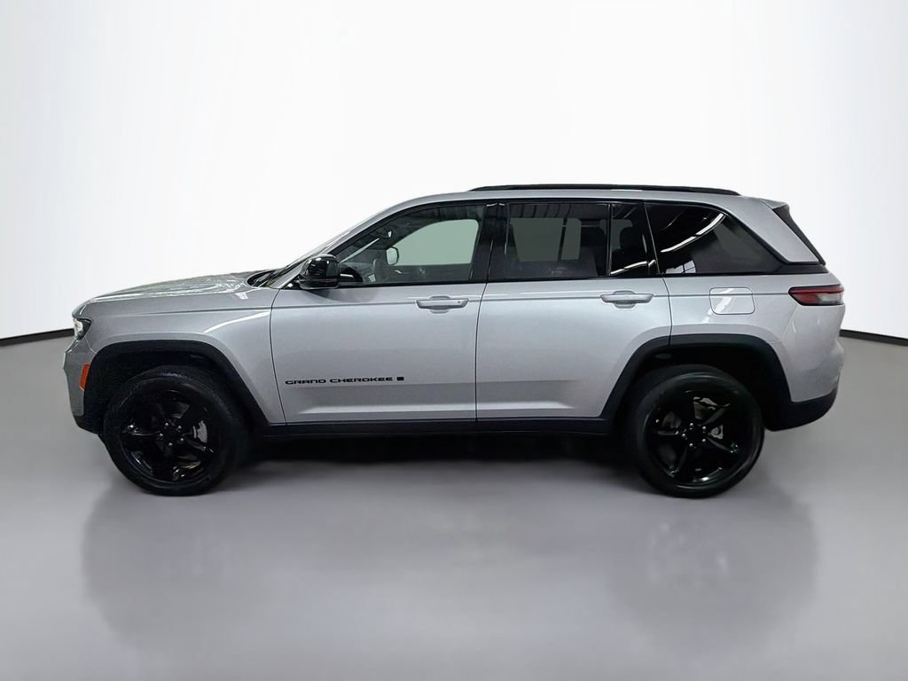 Used 2024 Jeep Grand Cherokee Altitude AWD/4WD image 6