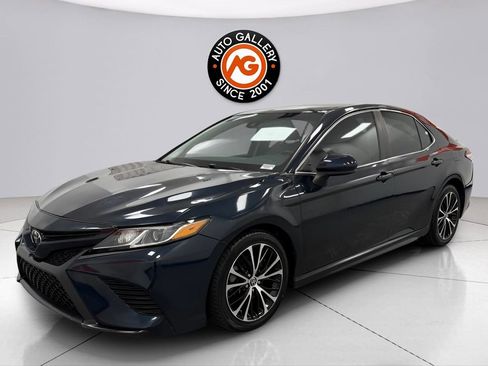 Used 2020 Toyota Camry SE image 3