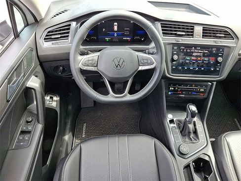 Used 2022 Volkswagen Tiguan SE image 2