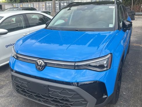 Used 2025 Volkswagen Taos SE image 2