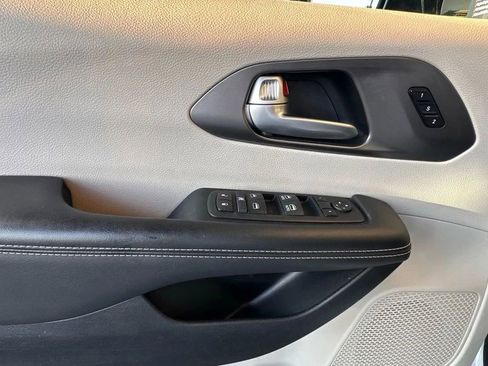 Used 2024 Chrysler Pacifica Touring-L image 16