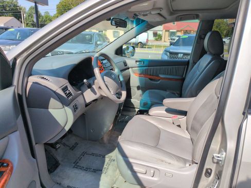 Used 2009 Toyota Sienna FWD image 9