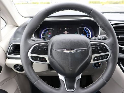 Used 2023 Chrysler Pacifica Touring-L FWD image 19