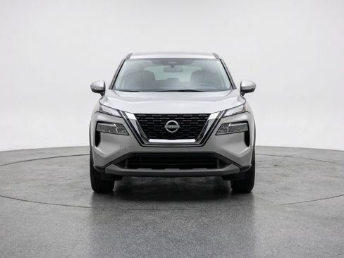 Used 2025 Nissan Rogue SV image 2