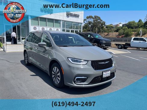 Used 2022 Chrysler Pacifica Touring-L w/ Uconnect Theater Family Group image 1
