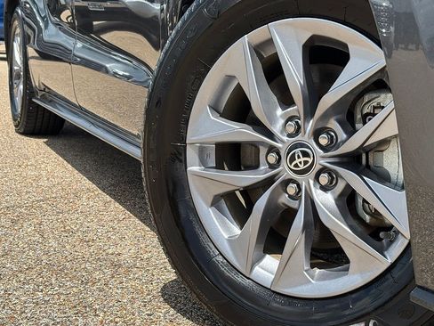 Used 2025 Toyota Sienna XLE FWD image 2