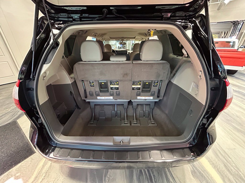 Used 2017 Toyota Sienna XLE FWD image 50