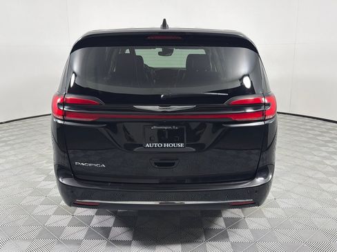 Used 2023 Chrysler Pacifica Touring-L FWD image 5