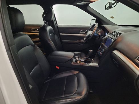 Used 2019 Ford Explorer XLT w/ Equipment Group 202A AWD/4WD image 21