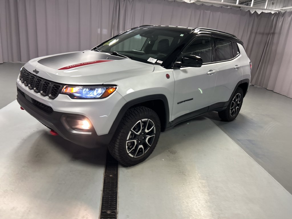 Used 2025 Jeep Compass Trailhawk AWD/4WD image 3