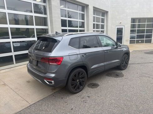 Used 2024 Volkswagen Taos SE w/ Panoramic Sunroof Package AWD/4WD image 4