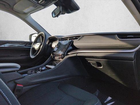 Used 2023 Jeep Grand Cherokee Laredo image 20