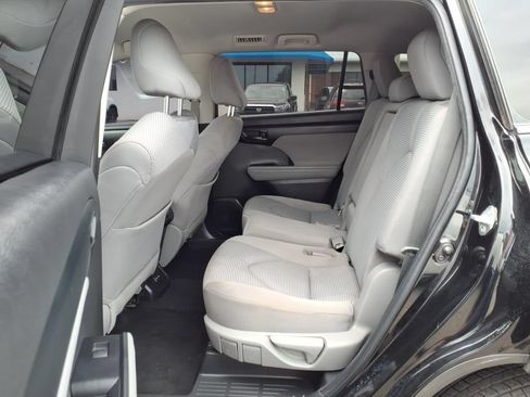 Used 2022 Toyota Highlander LE AWD/4WD image 5