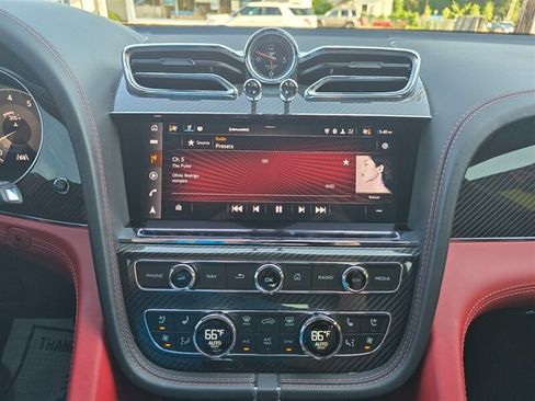 Used 2022 Bentley Bentayga AWD/4WD image 11