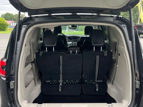 Used 2023 Chrysler Pacifica Touring-L FWD image 21