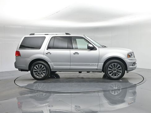 Used 2017 Lincoln Navigator Select image 10