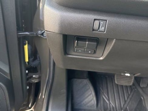 Used 2025 Chevrolet Colorado Trail Boss image 11