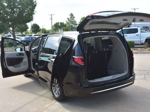 Used 2024 Chrysler Pacifica Touring-L FWD image 17