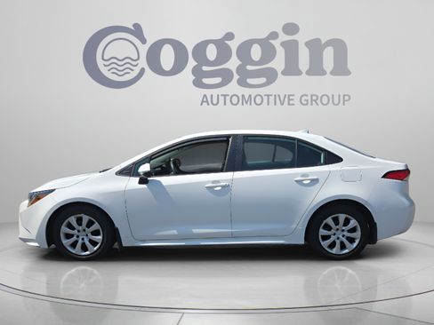 Used 2025 Toyota Corolla LE FWD image 2