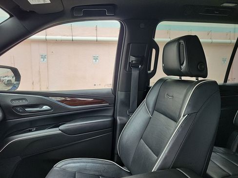 Used 2023 Cadillac Escalade ESV Premium Luxury image 32