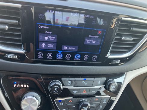 Used 2017 Chrysler Pacifica Touring-L Plus w/ Tire & Wheel Group FWD image 22