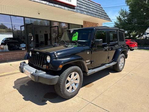 Used 2013 Jeep Wrangler Unlimited Sahara AWD/4WD image 10