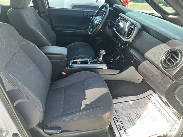 Used 2017 Toyota Tacoma TRD Sport AWD/4WD image 16