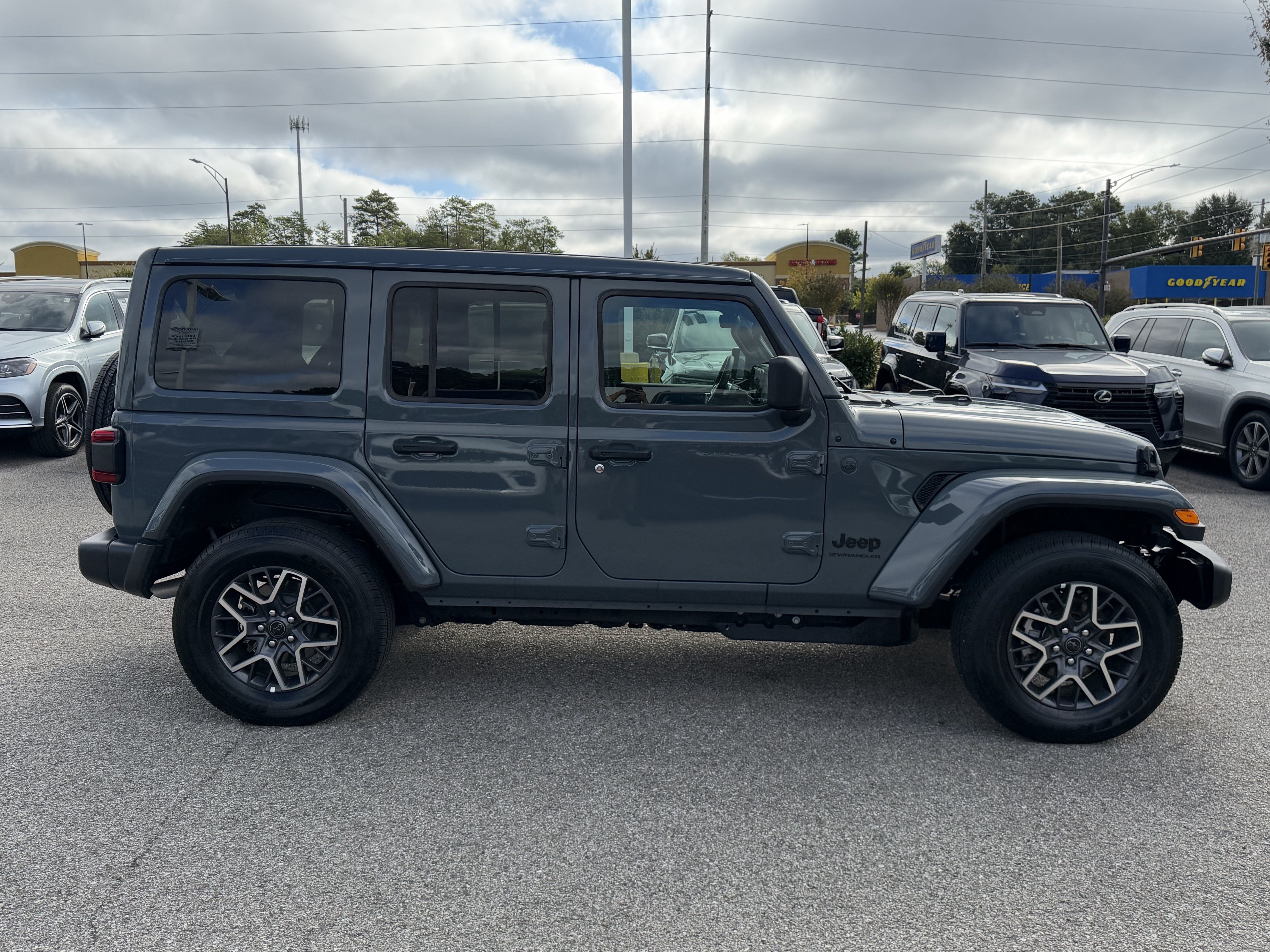 Used 2026 Jeep Wrangler Unlimited Sahara AWD/4WD image 11