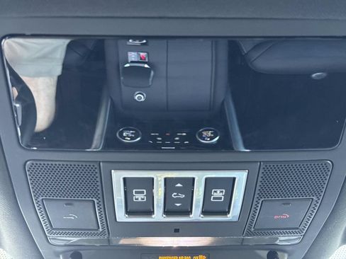 Certified 2025 Land Rover Discovery S AWD/4WD image 22