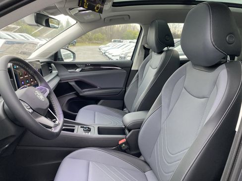 New 2025 Volkswagen Tiguan SE image 10