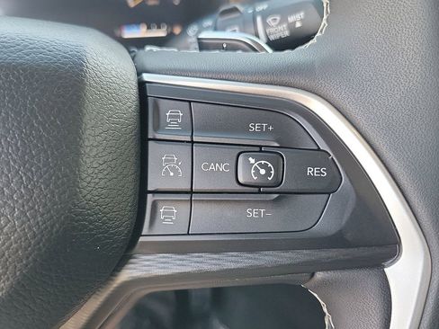 Used 2024 Jeep Grand Cherokee L Laredo image 6