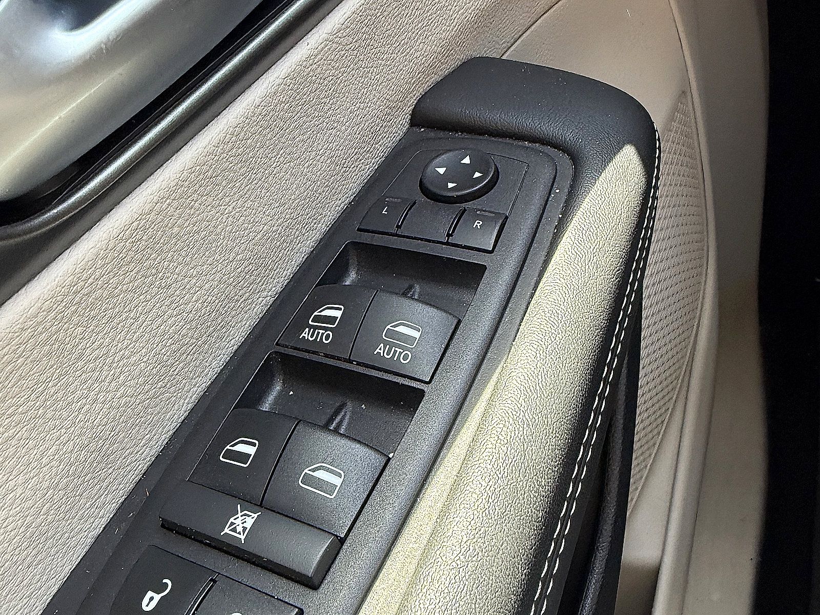 Used 2024 Chrysler Pacifica Touring-L FWD image 13
