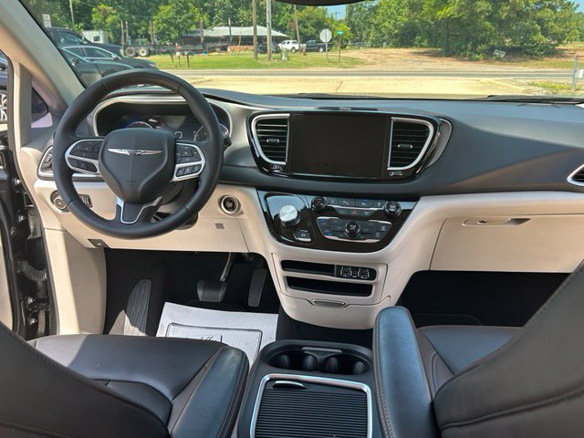 Used 2023 Chrysler Pacifica Touring-L FWD image 21